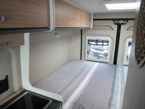 Sunlight Cliff 600 XV, Camper van de 6 Meter, Cama transversal foto: 16