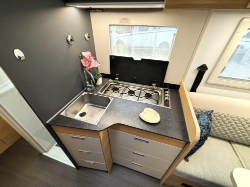 Adria Matrix 650 DC CAMA QUEEN + CAMA ABATIBLE + CARA A CARA 2023 foto: 8