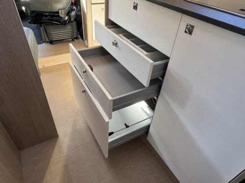 B&uuml;rstner Lyseo Time 690 G Skyline Edition 140 PS 8-Gang AUTOMAAT Euro6 Fiat Ducato **Einzelbetten/Thule V16 Lift Fahrradtr&auml;ger/Satellit Foto: 11