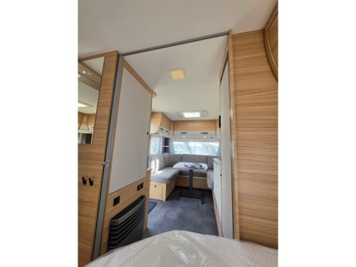 Dethleffs Summer Edition 470 FR U-shaped dinette, French bed photo: 18