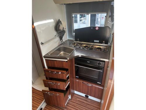 Adria Coral XL Plus 670 SL Oven, Omvormer 2500 Watt Foto: 12