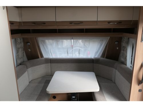 Hobby De Luxe 460 LU Einzelbetten Rangierhilfe und Vorzelt Foto: 8