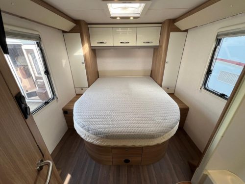 B&uuml;rstner Aviano I 727 queensbed pop-top roof 150HP photo: 2