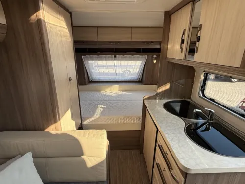 Hobby De luxe Easy 400 SF transverse bed dinette toilet photo: 2