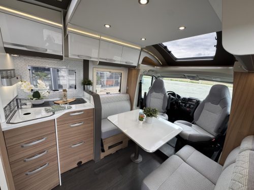 Adria Matrix Plus 670 DC Queensbed Hubbett Wechselrichter Foto: 11