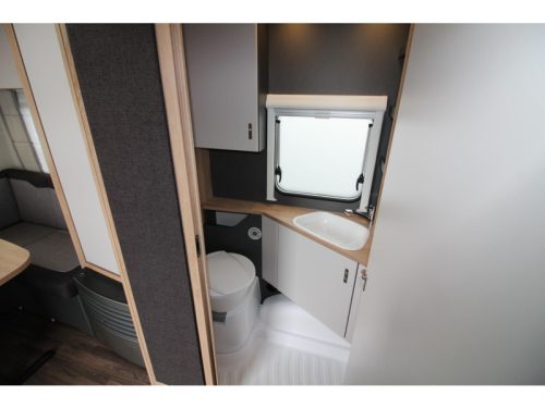 Knaus Sport 500 EU Camas individuales y asientos en c&iacute;rculo. foto: 17