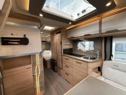 Knaus Sudwind Black Selection 540 UE ENKELE BEDDEN-XL KOELKAST Foto: 5