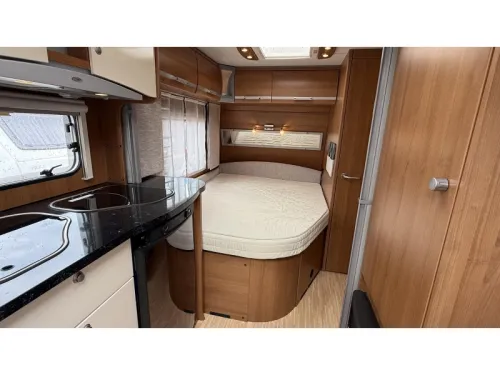 LMC Musica 470 D French bed dinette toilet photo: 10