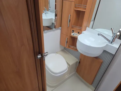 Hymer B klasse 544 Spacious seating area photo: 8