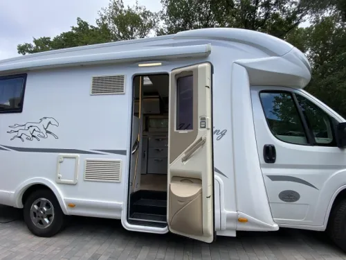 McLouis Yearling 81G Limited Edition Roof air conditioning | Holiday ready photo: 5