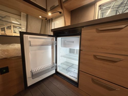 Knaus Sudwind 420 QD Querbett / Sitzgruppe in Zugformation Foto: 10