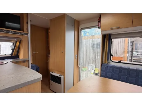 Knaus Sudwind 450 FU French bed dinette toilet photo: 7