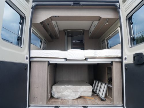 P&ouml;ssl Roadcruiser 640, Automaat, Slaaphefdak, Lengtebedden foto: 19