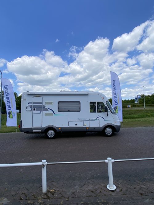 Hymer B 584 2.8 JTD 128 Pk Integral, Drop-down bed front, Long bench, 3 Swivel seats, End kitchen etc. Year 2002. B 584 Marum photo: 2