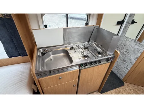 B&uuml;rstner Ventana Avantgarde 420 TN Dinette Festbett Toilette Foto: 5