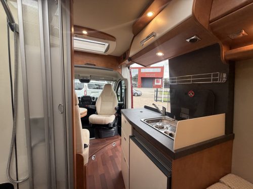Carthago Malibu van 540 DB 177 PS sehr kompakter Kastenwagen 9-Gang-Automatik Querbett Goldschmitt Luftfederung niedriges Bett Markise Fliegenschutzt&uuml;r Remis Foto: 22