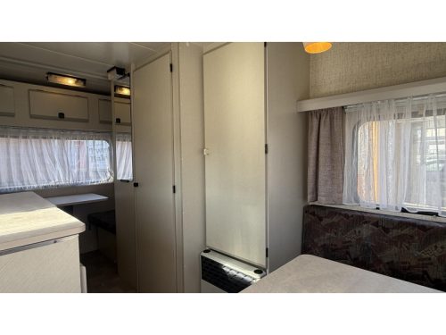 B&uuml;rstner Holiday 395 TK folding bunk bed sitting toilet photo: 3