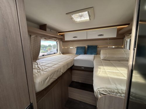 Laika Kosmo 209 single beds + pop-top roof  photo: 12