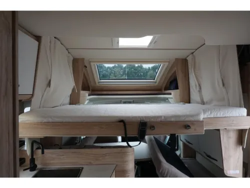 Eura Mobil Profila RS 675 SB Electric pop-up bed  photo: 14