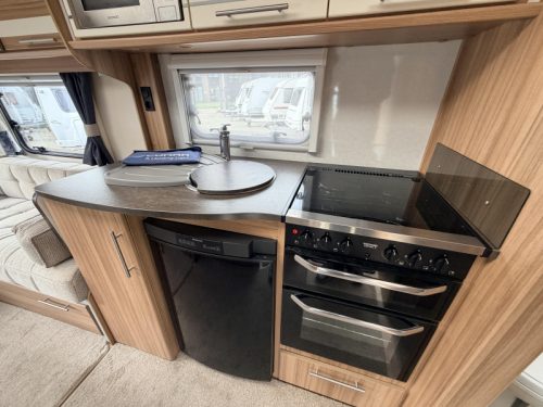Elddis Crusader Solano 462 Mover, auvent. chauffage par le sol photo : 4