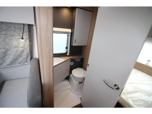 Knaus Sport 420 QD Transverse bed & spacious kitchen! photo: 14