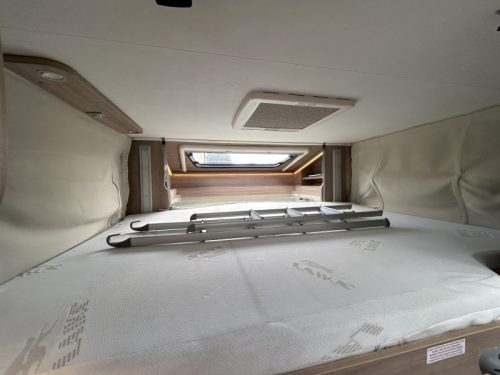 Laika Kosmo 209 single beds + pop-top roof  photo: 14