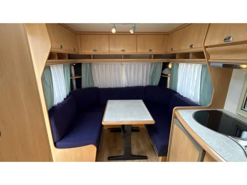 Hobby De luxe Easy 460 UFE franz&ouml;sisches Bett Rundsitzgruppe Toilette Foto: 1