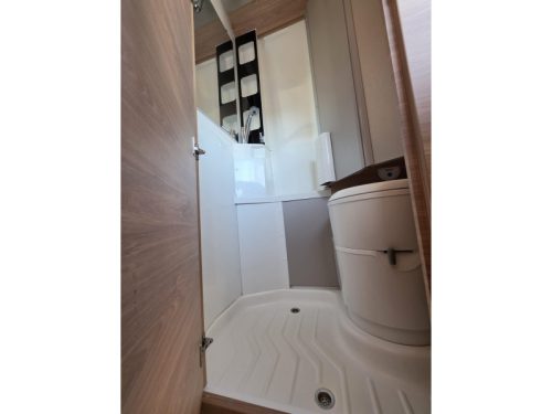 Knaus BoxDrive 680 ME Off Grid, Bom vol Foto: 9