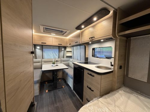 Weinsberg CaraOne Edition HOT 450 FU Franz&ouml;sisches Bett / Rundsitzgruppe Foto: 17