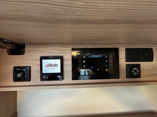Eura Mobil Integra Line GT 726 QF Queensbed, Oven,MB  foto: 17