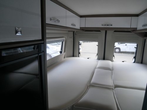 P&ouml;ssl Roadcruiser 640, Automaat, Slaaphefdak, Lengtebedden foto: 15