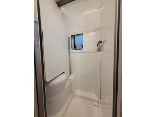 B&uuml;rstner Eliseo 642 C 4 berths pop-top roof single beds photo: 23