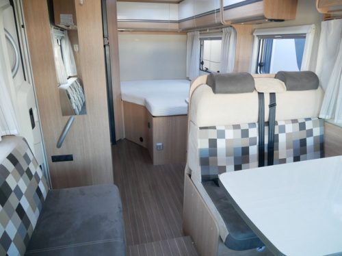 Sunlight T 64, Franz&ouml;sisches Bett, Hubdach, Ger&auml;umige Rundsitzgruppe Foto: 10