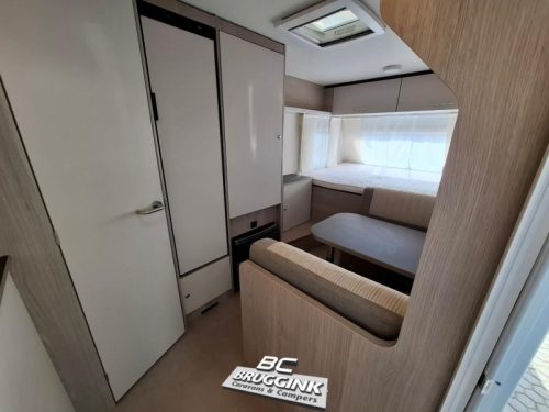 B&uuml;rstner Premio Life 425 TS Transverse bed MOVER Awning photo: 3