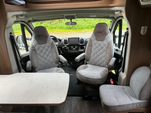 Autocaravana Perfilada Carado T 338 | Control de crucero | Toldo | C&aacute;mara de marcha atr&aacute;s | Ducha | WC | 4 Plazas para dormir | TV con sat&eacute;lite autom&aacute;tico foto: 13