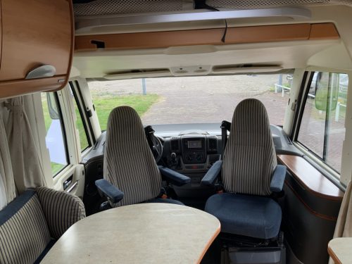 Hymer B 674 SL 2.3 M. 130 PK Vollintegriert, 4 Schlafpl&auml;tze 4 Gurte, Einzelbetten, Hubbett, Motor-Klimaanlage, Bj.2008 Ihr Wohnmobil-Verkaufsvermittler Marum Camper Zentrum on the road Foto: 7