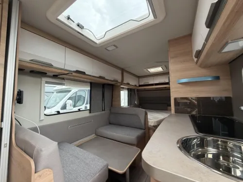Knaus Sudwind Black Selection 540 FDK Etagenbett / Franz&ouml;sisches Bett Foto: 9