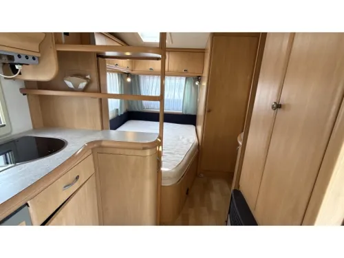 Hobby De luxe Easy 460 UFE franz&ouml;sisches Bett Rundsitzgruppe Toilette Foto: 10