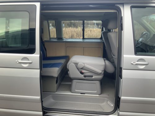 VW Westfalia California 2.5 TDi 130 HP, 5 Seats, 4 Berths, Elektr. pop-top roof / side door, Year of manufacture 2006 Motorhome Centre On the Road at the Noorderringweg 4 in Marum. photo: 4