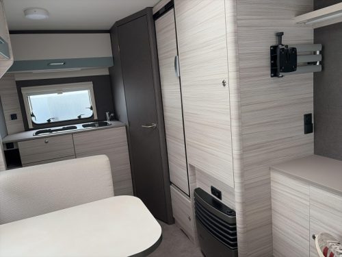 Dethleffs C'Joy 420 QSH Voortent/Fietsdrager  foto: 4