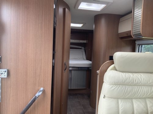 B&uuml;rstner Aviano 727 2.3 AUTOMATIC 150 HP integral, Engine air conditioning, Queen bed, level, side seating group Year 2012 Camper centrum on the road photo: 8