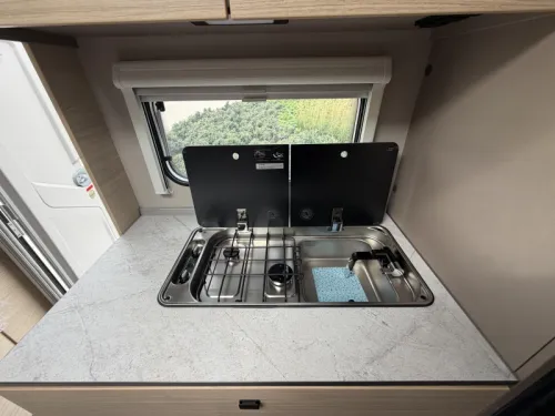 Weinsberg CaraLife 500 QDK Etagenbett / Querbett  Foto: 10