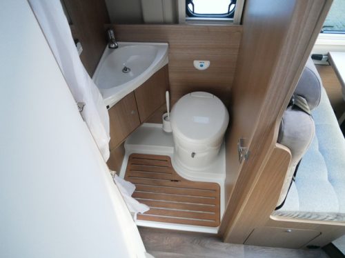 Carado CV 540 Edition 15 5,40 Meter Kastenwagen, Querbett Foto: 15