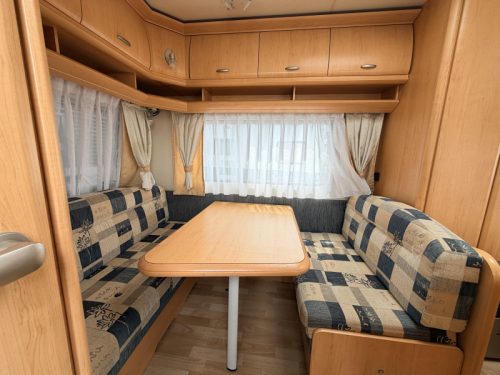 Hobby De Luxe 400 SF Awning, Seating Area Transverse bed photo: 2