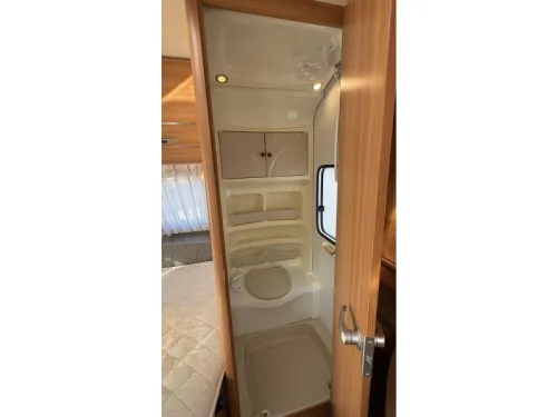 Hobby De Luxe 460 UFE French bed dinette toilet photo: 11