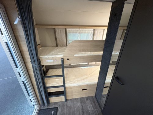 Weinsberg CaraOne Edition HOT 480 QDK bunk bed / transverse bed photo: 9