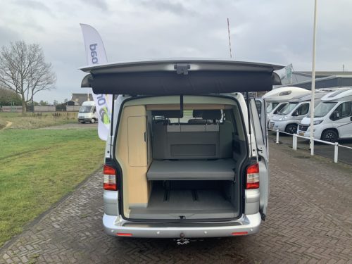 VW Westfalia California 2.5 TDi 130 HP, 5 Seats, 4 Berths, Elektr. pop-top roof / side door, Year of manufacture 2006 Motorhome Centre On the Road at the Noorderringweg 4 in Marum. photo: 8