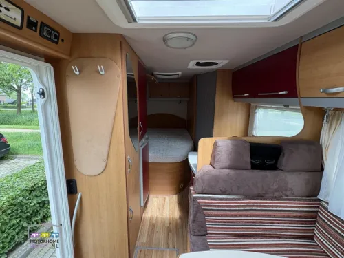 Eura Mobil Terrestra 670 SB French bed photo: 7