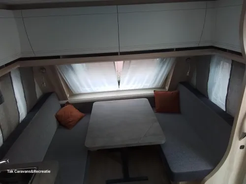 Hobby De Luxe 495 WFB with separate shower and toilet photo: 2