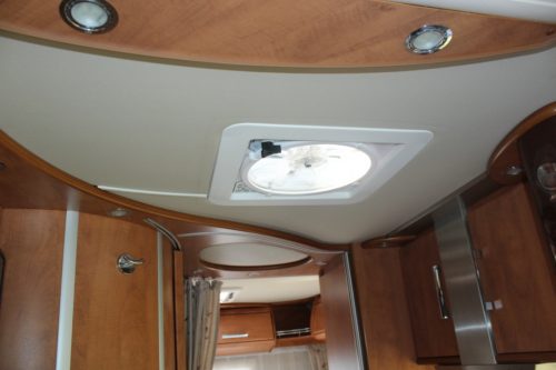 Carthago 4.2 Vollintegriert 2.3 M-jet 148 PS, Alko Fahrgestell light, Motor-Klimaanlage, Hubbett & Querbett, Garage, Drehst&uuml;hle vorne, L-Sitz, Seitensitz, etc. Marum (Groningen) Foto: 23